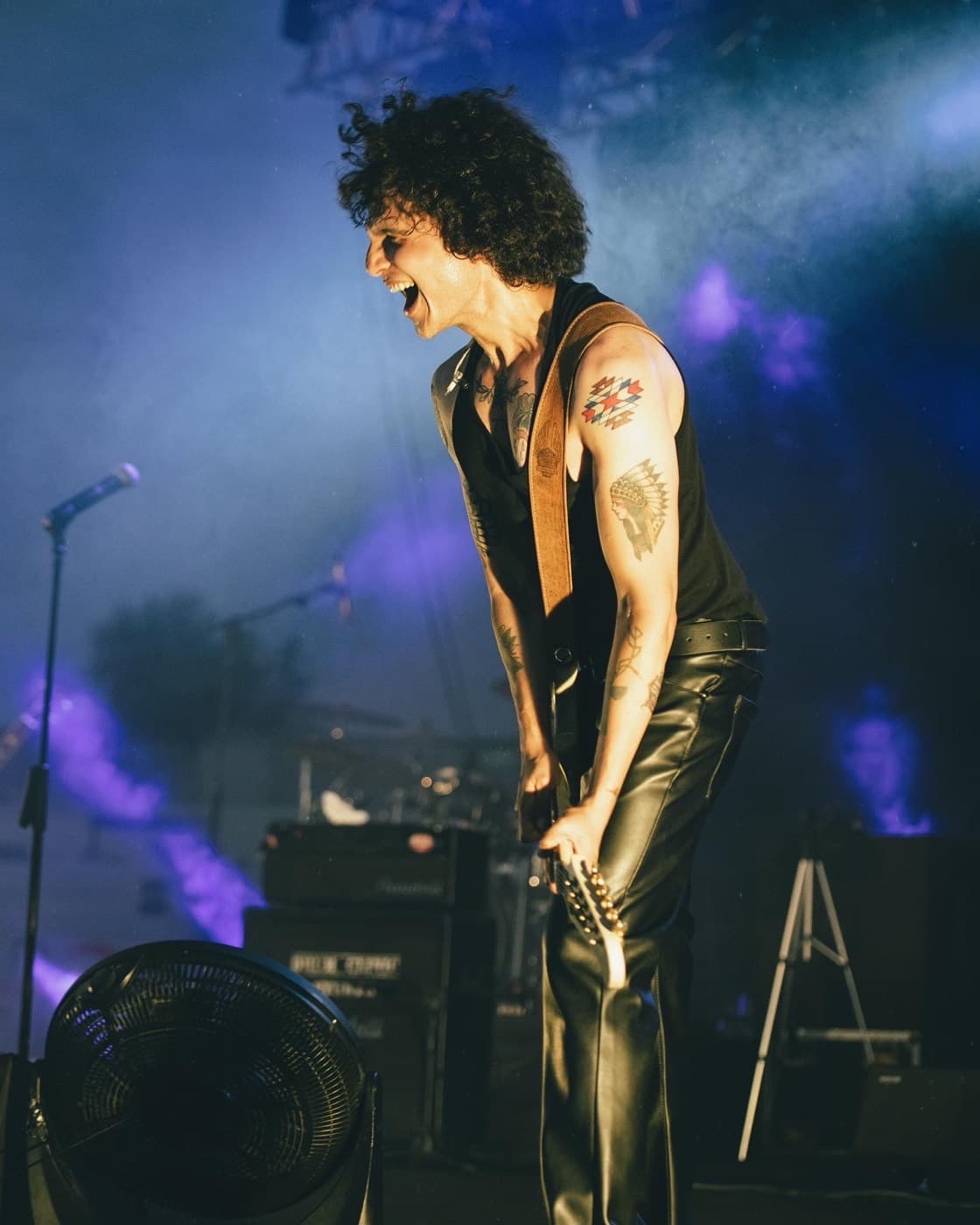 Batu Akdeniz singing at full force on stage